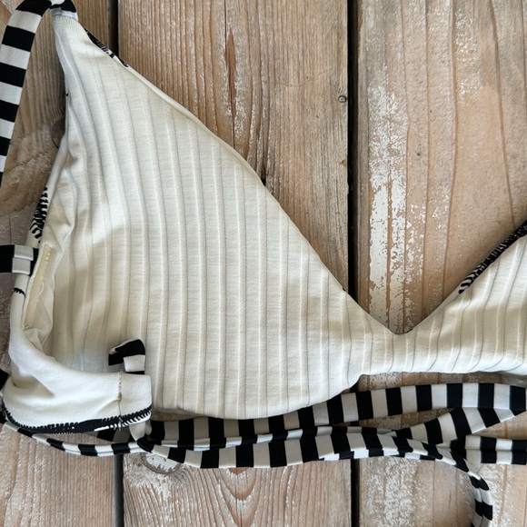 ❣️HOST PICK❣️ Boys + Arrows Reversible Bikini Top in Primal - Picture 4 of 7